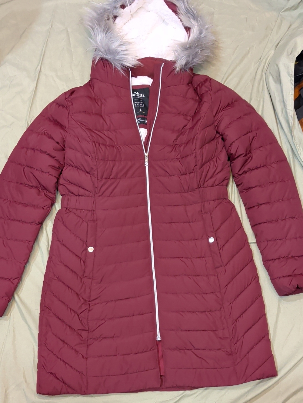 Hollister Women's Maroon Quilted Hooded Puffer Coat with Faux Fur Trim
